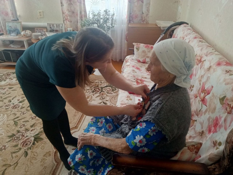 Вручили медаль к 80-летию Победы в Великой Отечественной войне 1941-1945 гг. старожилу д. Такапи - Князевой Христине Александровне.
